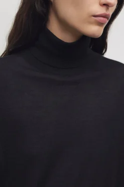 Nabari Turtleneck